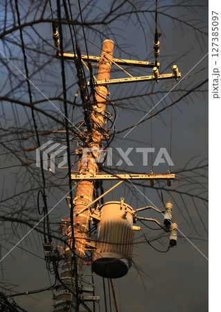 夕陽に照らされる電柱 夕陽に照らされる電柱 127385097