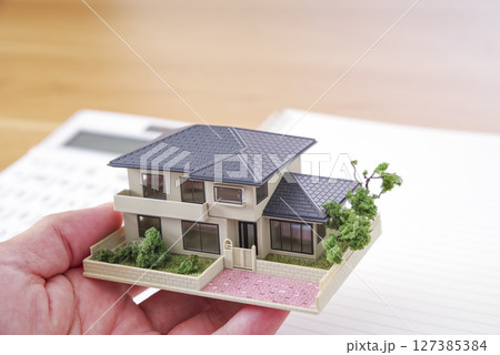 住宅購入と資金計画のイメージ 127385384