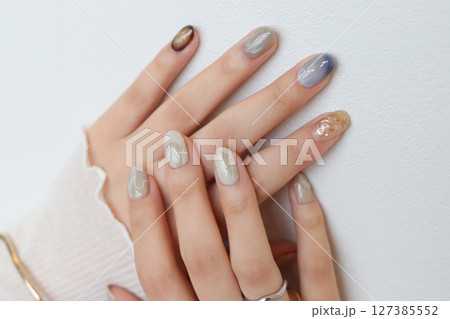 女性のネイル 127385552