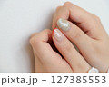 女性のネイル 127385553