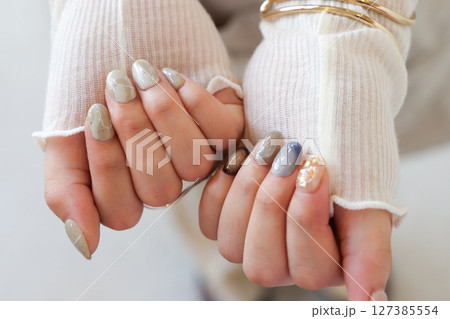 女性のネイル 女性のネイル 127385554
