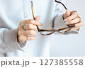 女性の手元 127385558