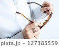 女性の手元 127385559