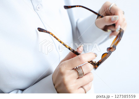 女性の手元 127385559