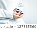 女性の手元 127385560