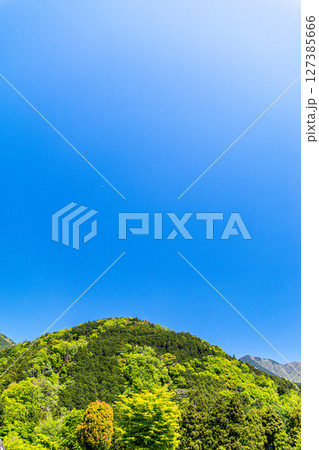 新緑の季節の山々 新緑の季節の山々 127385666