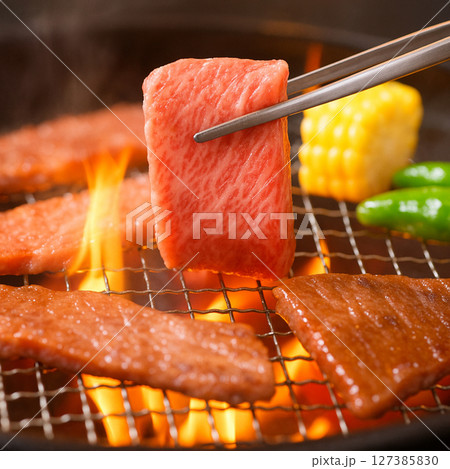 焼肉を焼いているところ 127385830