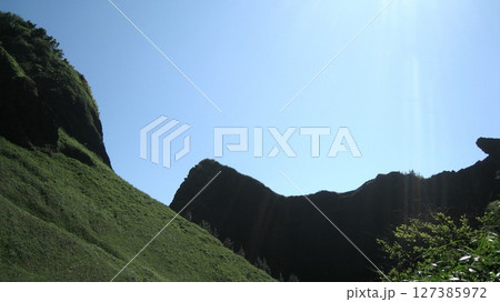 快晴の夏空と緑の山 127385972