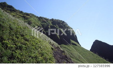 快晴の夏空と緑の山 快晴の夏空と緑の山 127385996