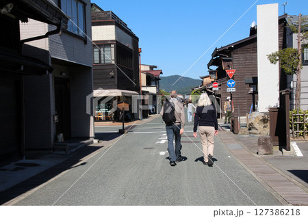 飛騨高山の観光地古い街並み 飛騨高山の観光地古い街並み 127386218