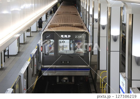 【Osaka Metro】23系（四つ橋線：大国町駅） 127386219