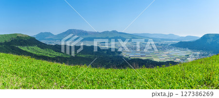 阿蘇山を背景に映える絶景ドライブ美景絶景を求めて草原の中を駆けぬける風景(阿蘇市) 阿蘇山を背景に映える絶景ドライブ美景絶景を求めて草原の中を駆けぬける風景(阿蘇市) 127386269