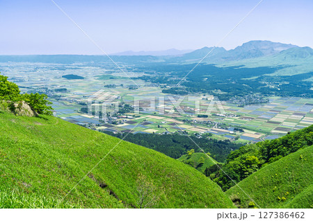 豊後街道・二重峠石畳の道から観える阿蘇山を背景に絶景スポット(新緑)阿蘇市 127386462