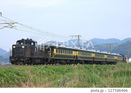 【JR九州・JR西日本】DE10形＋14系＋DE10形「サロンカー彗星」（日豊本線：立石〜中山香） 127386466