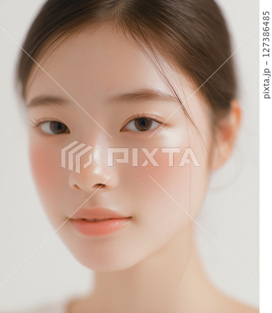 スキンケア、美肌の女性　ツヤ肌が美しいナチュラルポートレート 127386485