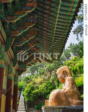 釜山　海東龍宮寺　本殿装飾と布袋様 127386993
