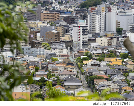 住宅とビルが密集した街並み 住宅とビルが密集した街並み 127387643