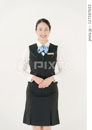 制服を着た女性 127387683