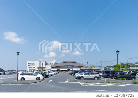 春空を背景に映える道の駅・物産館風景「道の駅サンサンうきっ子 宇城彩館」宇城市 春空を背景に映える道の駅・物産館風景「道の駅サンサンうきっ子 宇城彩館」宇城市 127387728