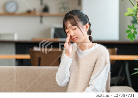 鼻水,鼻詰まりに悩む小学生,中学生の女の子(花粉症) 鼻水,鼻詰まりに悩む小学生,中学生の女の子(花粉症) 127387731