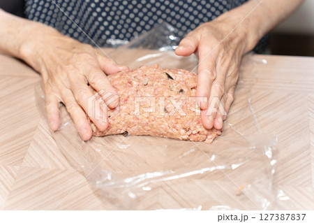 ミートローフを作るシニア女性 ミートローフを作るシニア女性 127387837