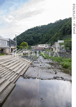 綺麗に整備された高尾山口駅駅前 127387918