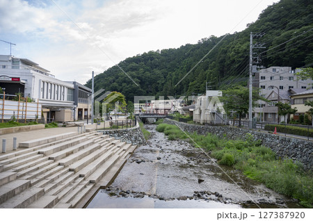 綺麗に整備された高尾山口駅駅前 綺麗に整備された高尾山口駅駅前 127387920