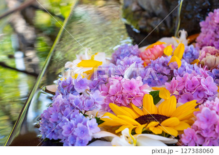 水が流れ落ちる手水舎の花手水 水が流れ落ちる手水舎の花手水 127388060
