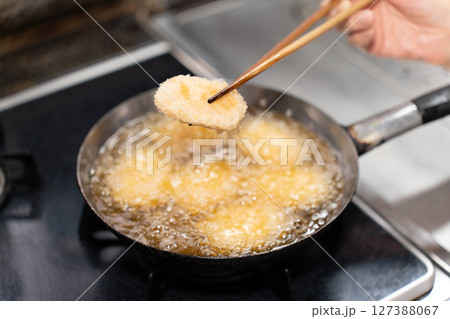 フライパンと揚げ物 127388067