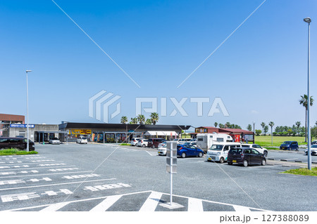 青空を背景に道の駅スポット風景「道の駅　 宇土マリーナ　おこしき館」宇土市 127388089
