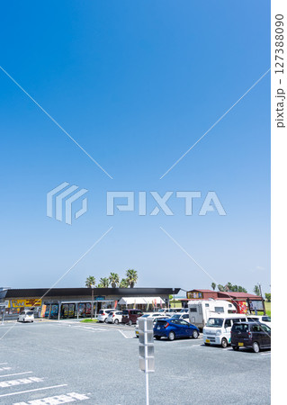 青空を背景に道の駅スポット風景「道の駅  宇土マリーナ おこしき館」宇土市 青空を背景に道の駅スポット風景「道の駅  宇土マリーナ おこしき館」宇土市 127388090