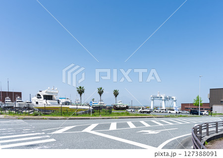 青空を背景に道の駅スポット風景「道の駅　 宇土マリーナ　おこしき館」宇土市 127388091