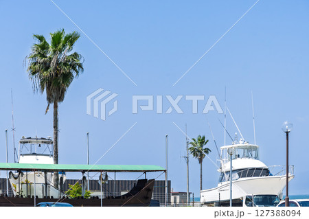 青空を背景に道の駅スポット風景「道の駅　 宇土マリーナ　おこしき館」宇土市 127388094