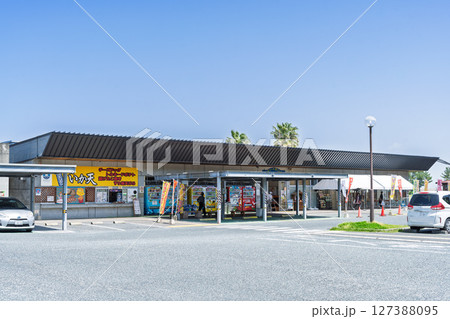 青空を背景に道の駅スポット風景「道の駅　 宇土マリーナ　おこしき館」宇土市 127388095