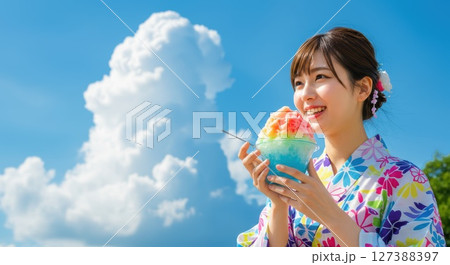 夏にかき氷を食べる浴衣姿の女性 127388397