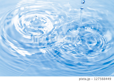 水面に落ちる水滴. 水面に落ちる水滴. 127388449