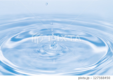 水面に落ちる水滴. 127388450
