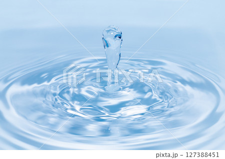 水面に落ちる水滴. 127388451