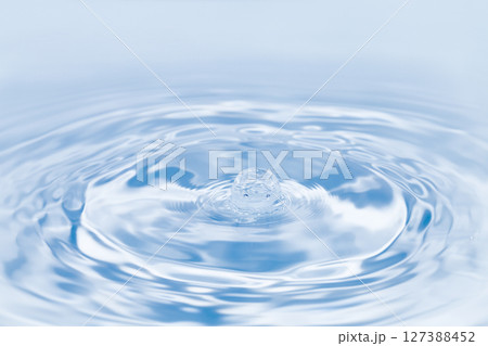 水面に落ちる水滴. 127388452