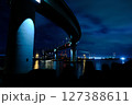 夜のライトアップされた橋の夜景 127388611