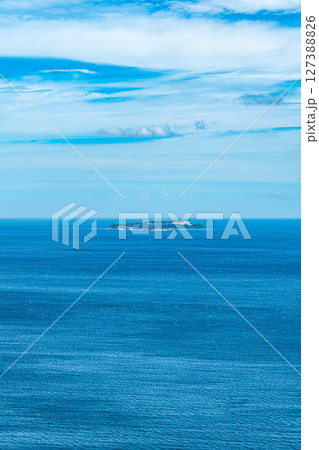 【静岡県】大海原に見える熱海の初島 127388826
