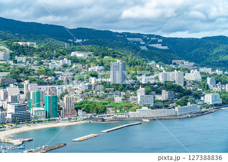 【静岡県】海岸沿いに様々な建物が並ぶ熱海の街並み 127388836