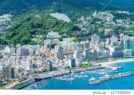 【静岡県】海岸沿いに様々な建物が並ぶ熱海の街並み 127388840