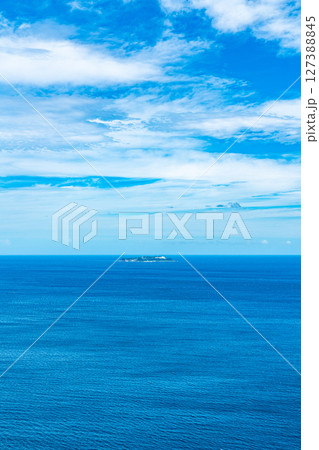 【静岡県】大海原に見える熱海の初島 【静岡県】大海原に見える熱海の初島 127388845