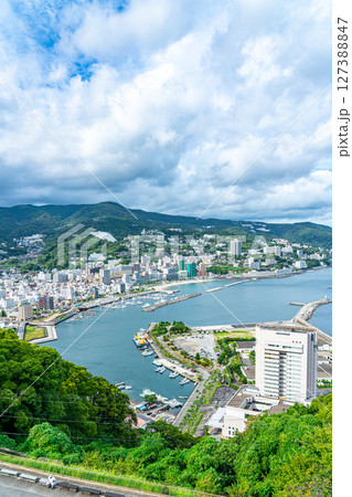 【静岡県】海岸沿いに様々な建物が並ぶ熱海の街並み 127388847