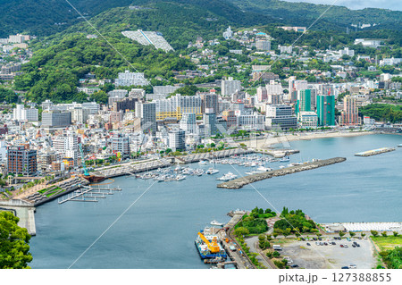 【静岡県】海岸沿いに様々な建物が並ぶ熱海の街並み 127388855