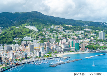 【静岡県】海岸沿いに様々な建物が並ぶ熱海の街並み 【静岡県】海岸沿いに様々な建物が並ぶ熱海の街並み 127388859