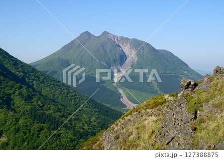 大分県の伽藍岳から望む由布岳 127388875