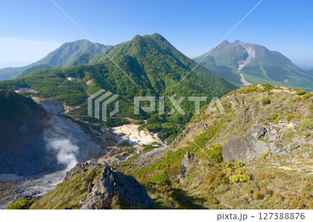 大分県の伽藍岳、伽藍の槍から火口越しに望む鶴見岳、内山、由布岳 大分県の伽藍岳、伽藍の槍から火口越しに望む鶴見岳、内山、由布岳 127388876