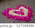 ハイビスカスの花で作ったハート 127388886